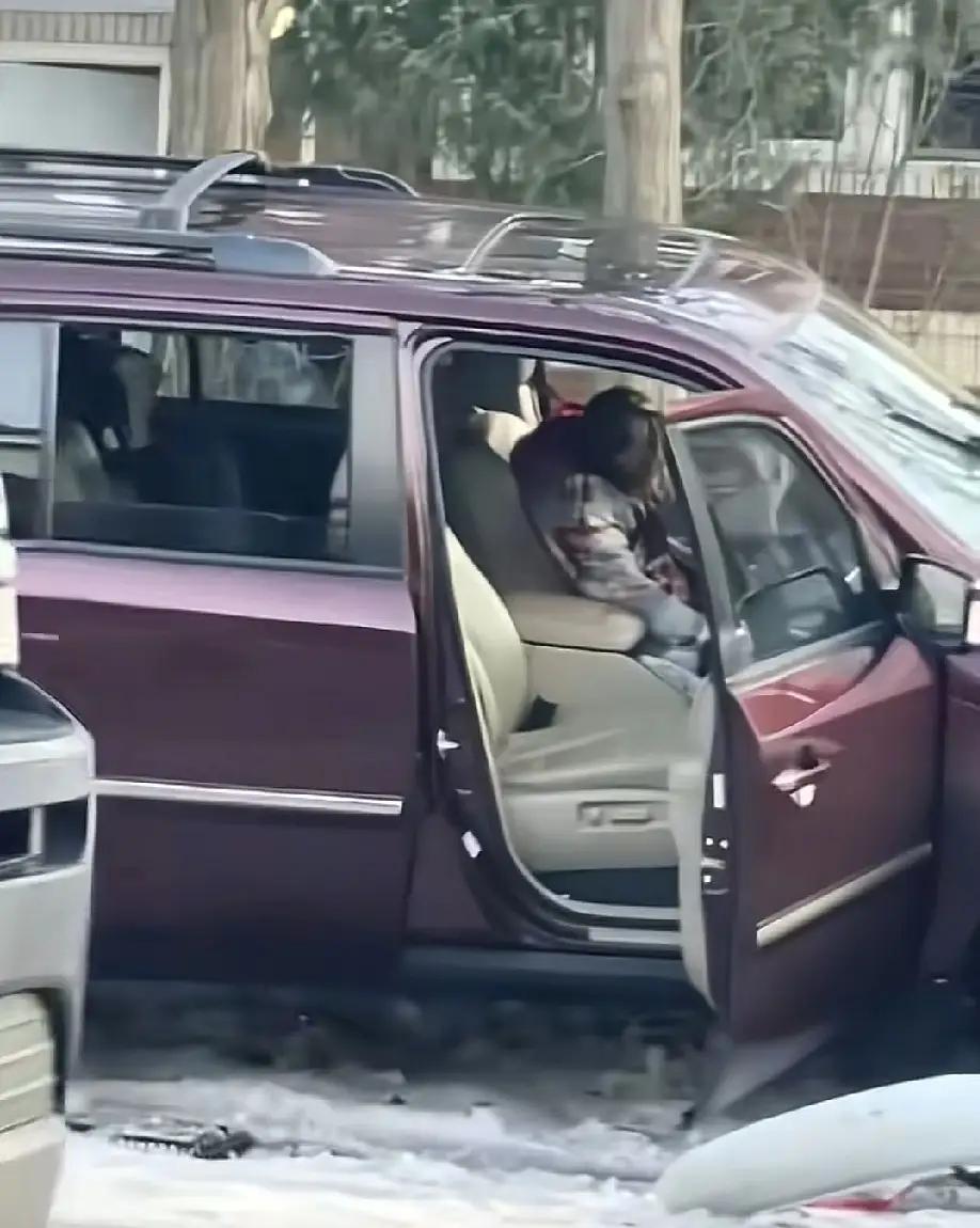 明尼苏达那位女士，只是单纯的挑衅执法人员和骂完就想跑，主打一个赚口舌之快和你拿我