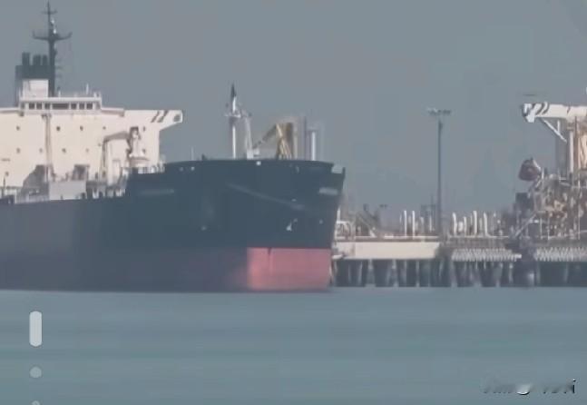 美方鼓动商船“闯关”霍尔木兹海峡。
多国商船被困，个人认为特朗普鼓励“闯关”霍尔
