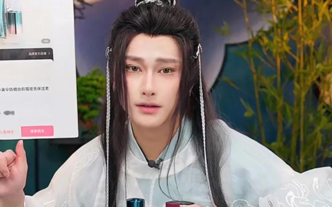 朱梓骁前段时间cos了一组照片，很帅气、惊艳，网友练习带状直播，朱梓骁还真听劝！