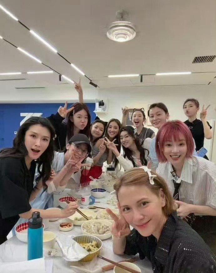 乘风跨团合作秀歌单浪姐直播曲风多样的合作歌单，打破队伍界限，四公直播的音乐对决看