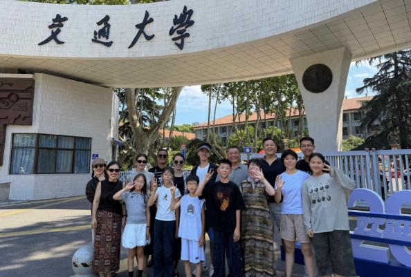 山东一家16口跨省送新生去西安交大上学，包了一辆23座大巴，中途还在开封玩了两天