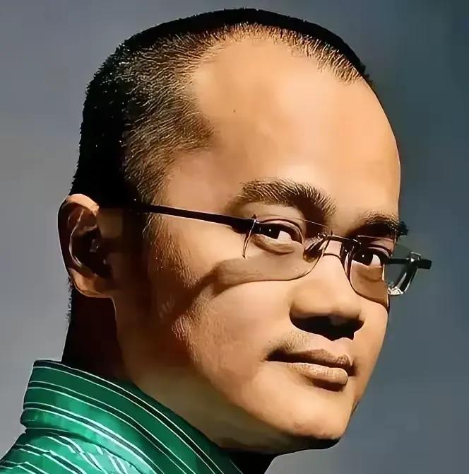 王兴这次算是踢到铁板了，让刘雯道歉也是别出心裁。

连着道歉30天，天天不重样，
