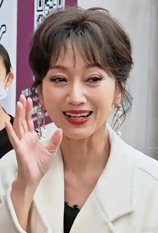 72岁赵雅芝亮相景德镇，脖颈面部皱纹难遮掩，齐刘海黑长直引热议，原来她此行是专程