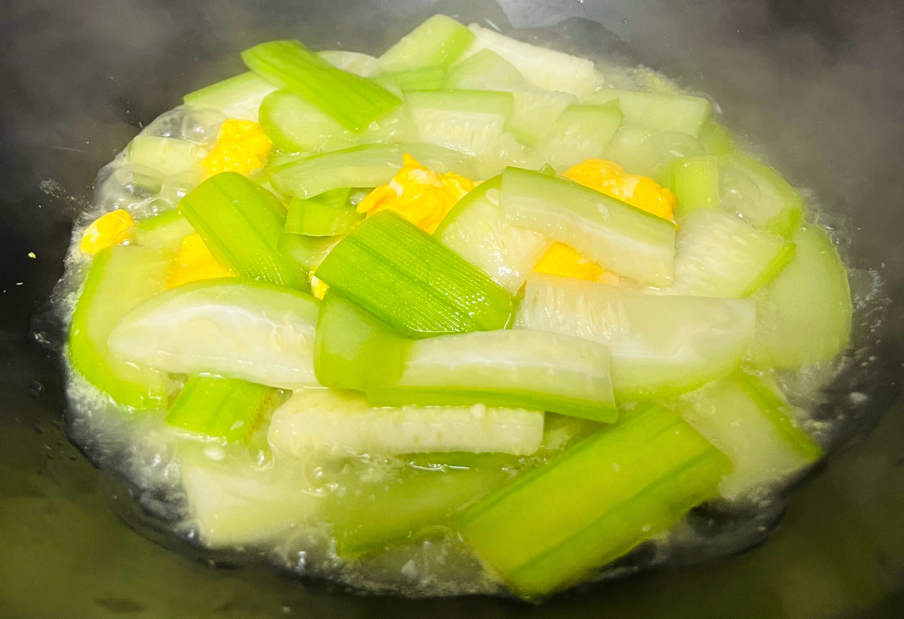 松毛菌排骨汤 （超级鲜！）   荷包蛋烧丝瓜  剁椒白菜 