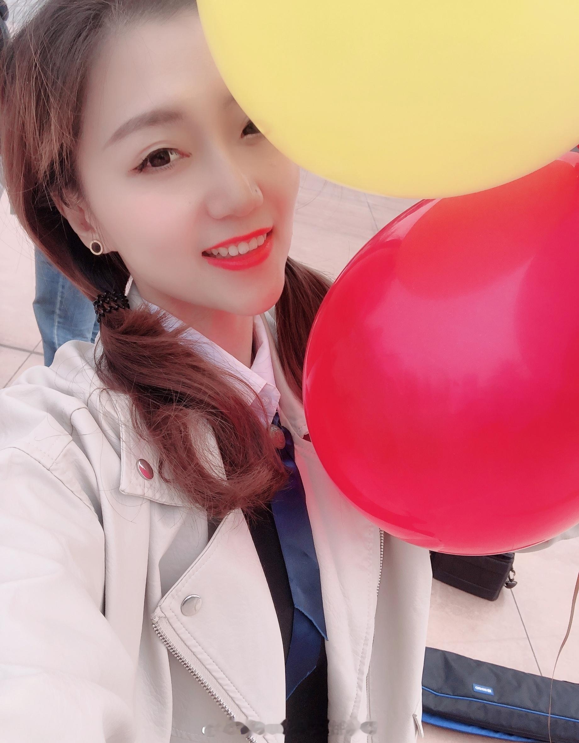 美女周子馨，中国社会科学院研究生，身高173cm，体重56kg，射手座，喜欢唱歌