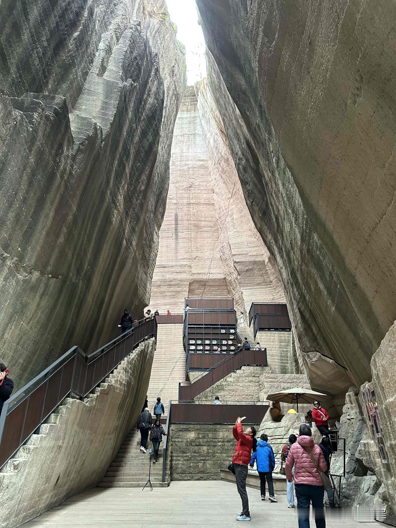 挑选避暑线路，先理清出行预算、出行天数与体力状况。偏爱轻松康养，可选近郊山林、山