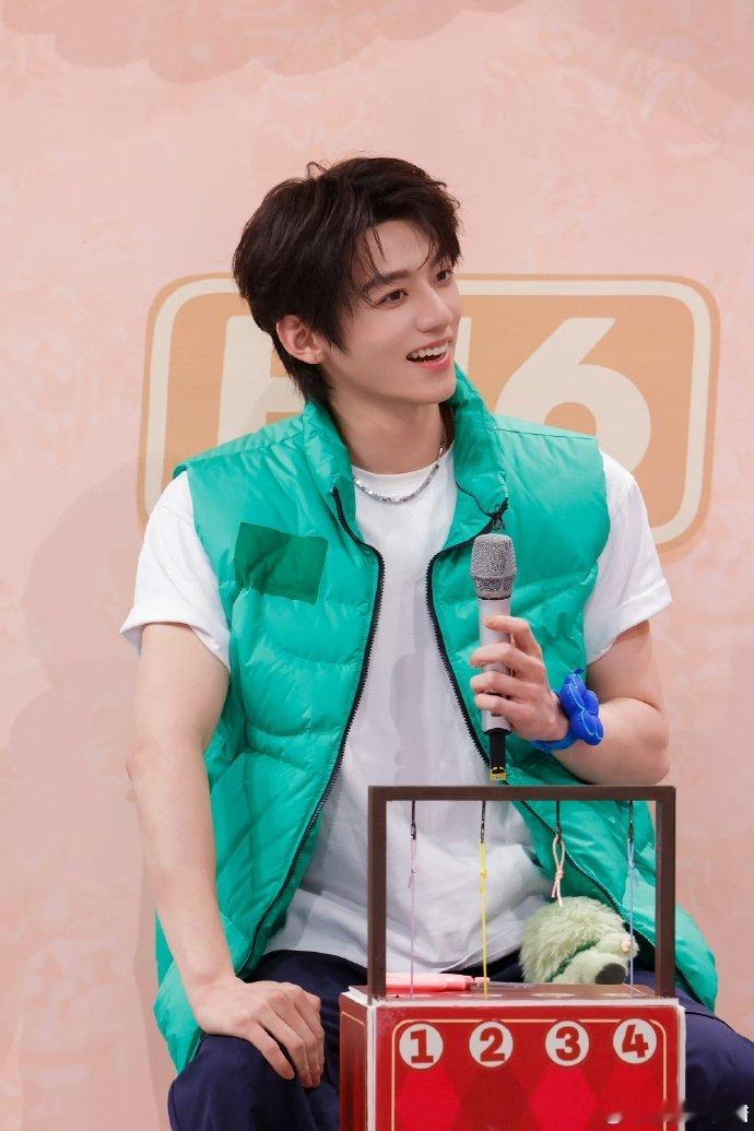 魏哲鸣赖伟明看似正常实则已经疯了一本正经搞笑才最绝，即兴发挥到忘我，拉手转圈的样