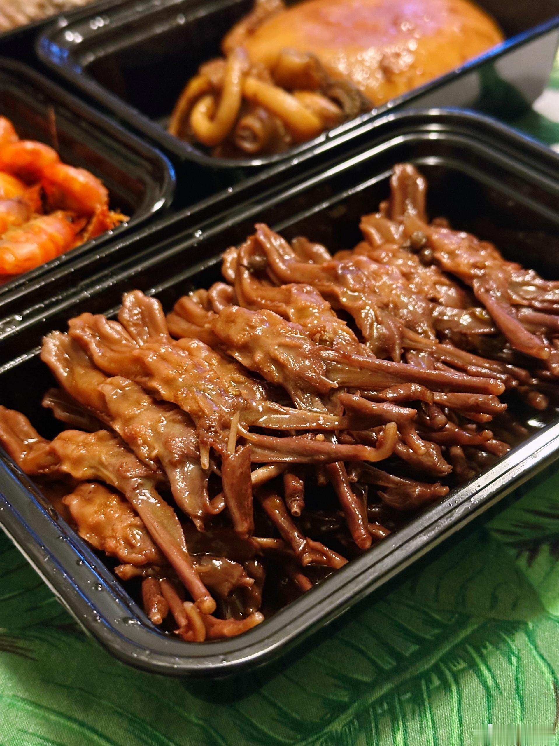马姐私房菜的油爆虾、卤牛肉、酱鸭舌、卤猪肚，墨鱼大焅，还是冒着雨在晚高峰的傍晚送