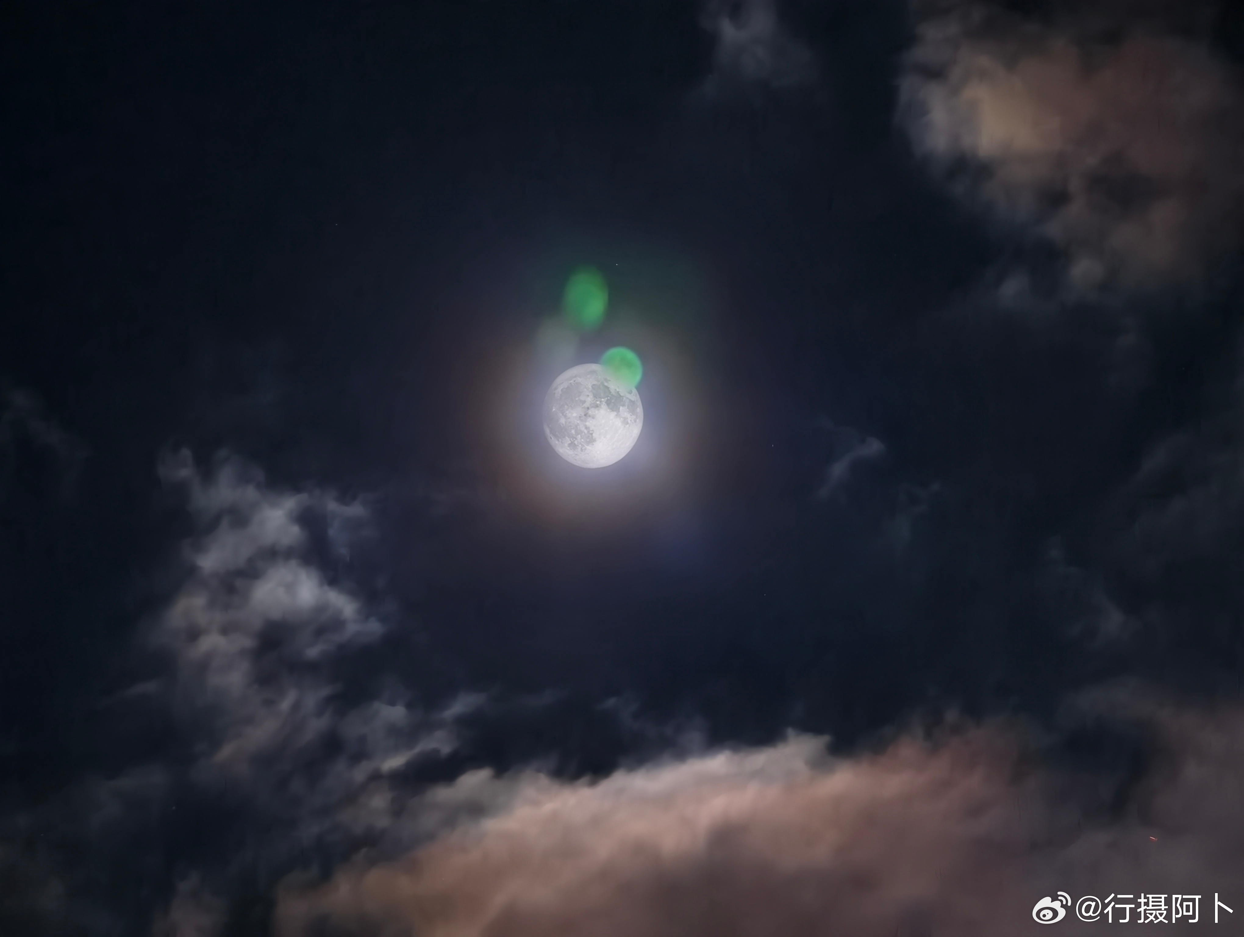 微博大众评议[超话]老话常说十五的月亮十六圆，今晚抬头望向夜空，月色温柔铺满人间