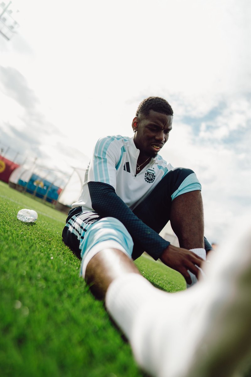 博格巴身穿阿根廷球衣和法蒂在巴萨基地训练。世界杯