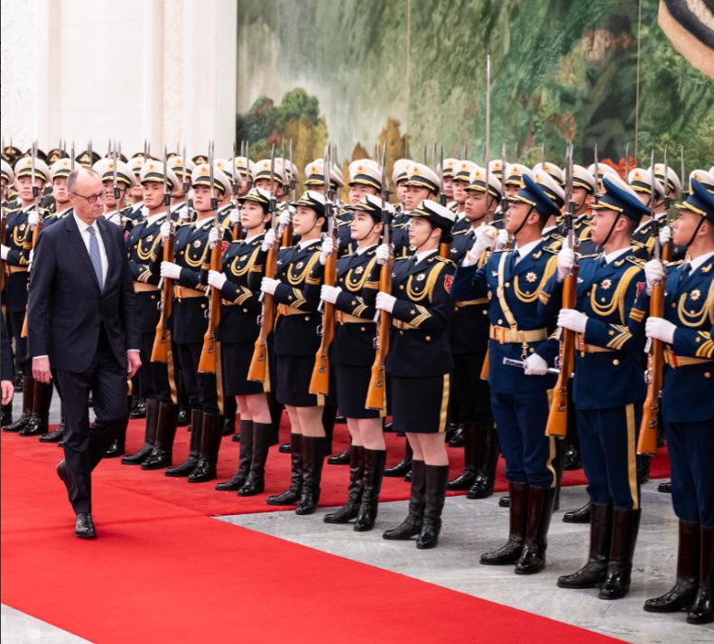 2月25日，德国总理默茨访华落地后的“第一声官方表态”来了。在检阅完仪仗队后，默