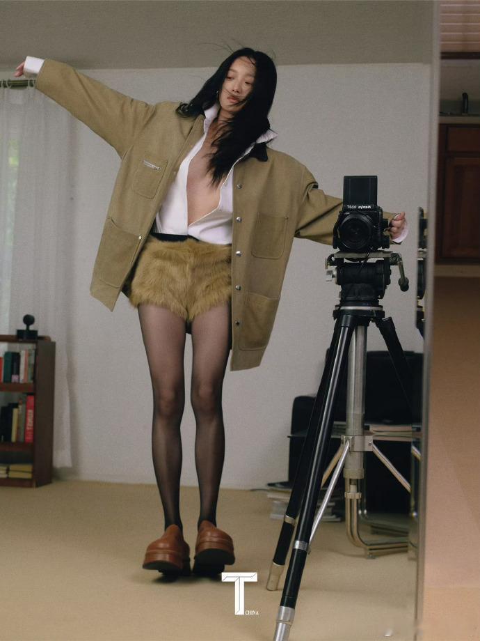 杨单给倪妮原生感裸妆 当杨单为倪妮打造的原生感裸妆完成的那一刻，倪妮就像是从画中