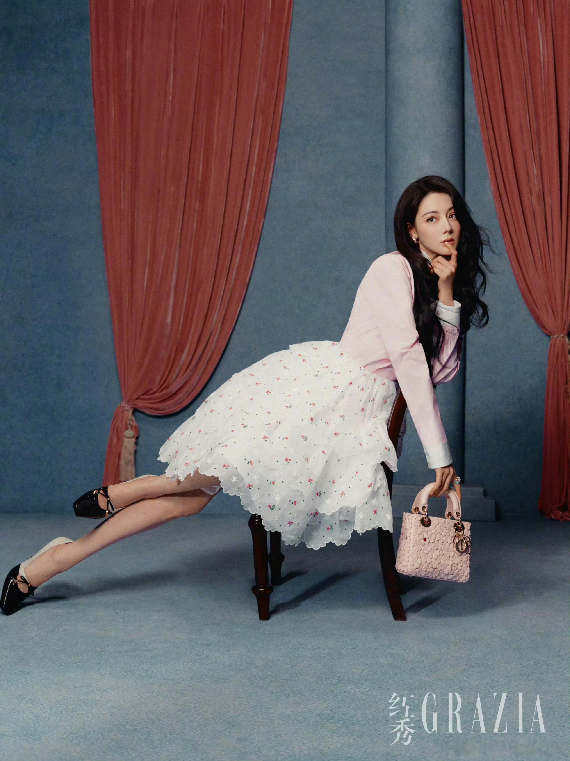 王亚飞给热巴化的油画妆的油画妆美疯了！卷翘的黑发衬着雾感腮红，眉眼间的温柔和慵懒