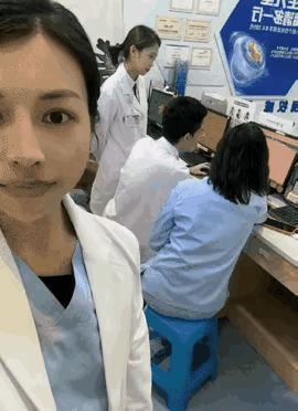 高兴！护理部新来了个帅哥男护士，太给力了[赞][玫瑰][大笑]

医院护理部，一