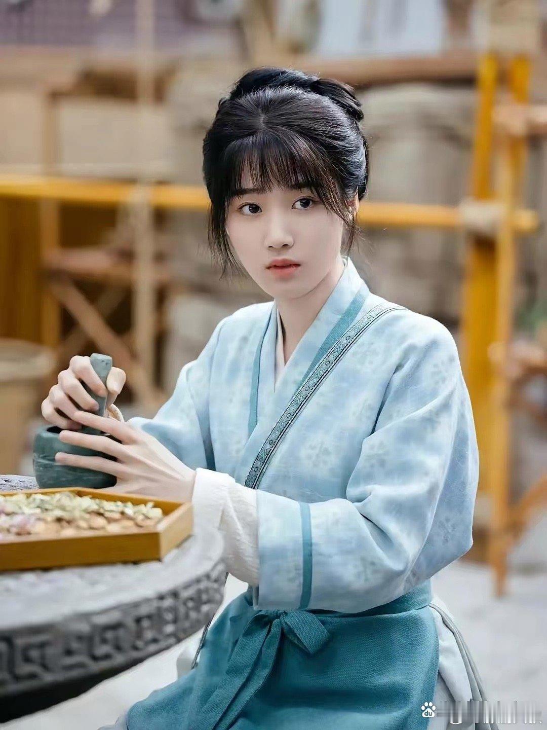 都说《惜花芷》里张婧仪不漂亮，但是女二号卢昱晓好像更普通。卢昱晓长得一般，但是资