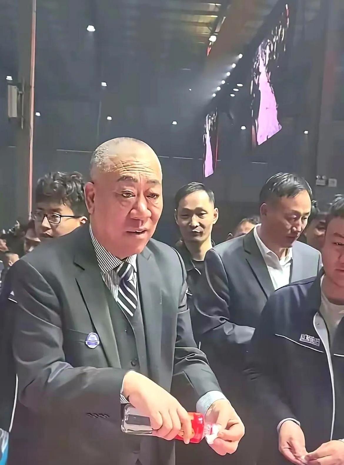 崔培军这次发钱，真叫人想不到。

刚把1.8亿奖金分给员工，开工第一天客户就挤满