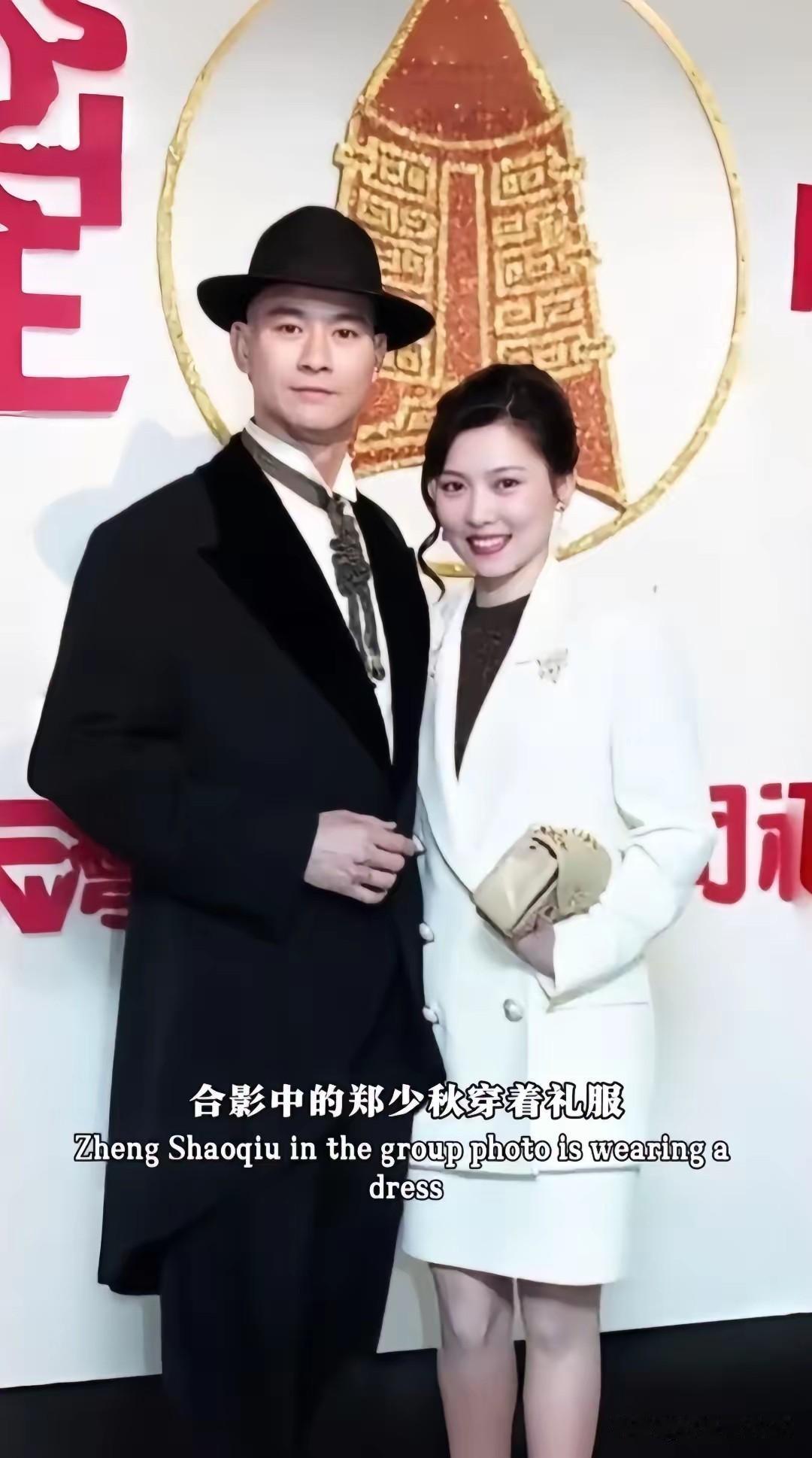 这是年轻时的郑少秋和现任老婆官晶华的合照，官晶华确实是长得漂亮，年轻时的郑少秋也