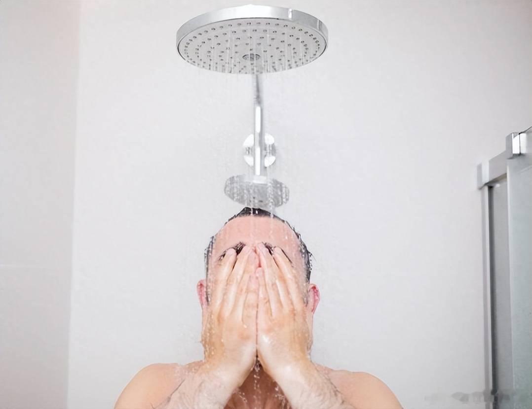 冬天应该多久洗次澡多久洗一次澡健康不知道，反正是每天都洗一天不洗，晚上压根睡不着