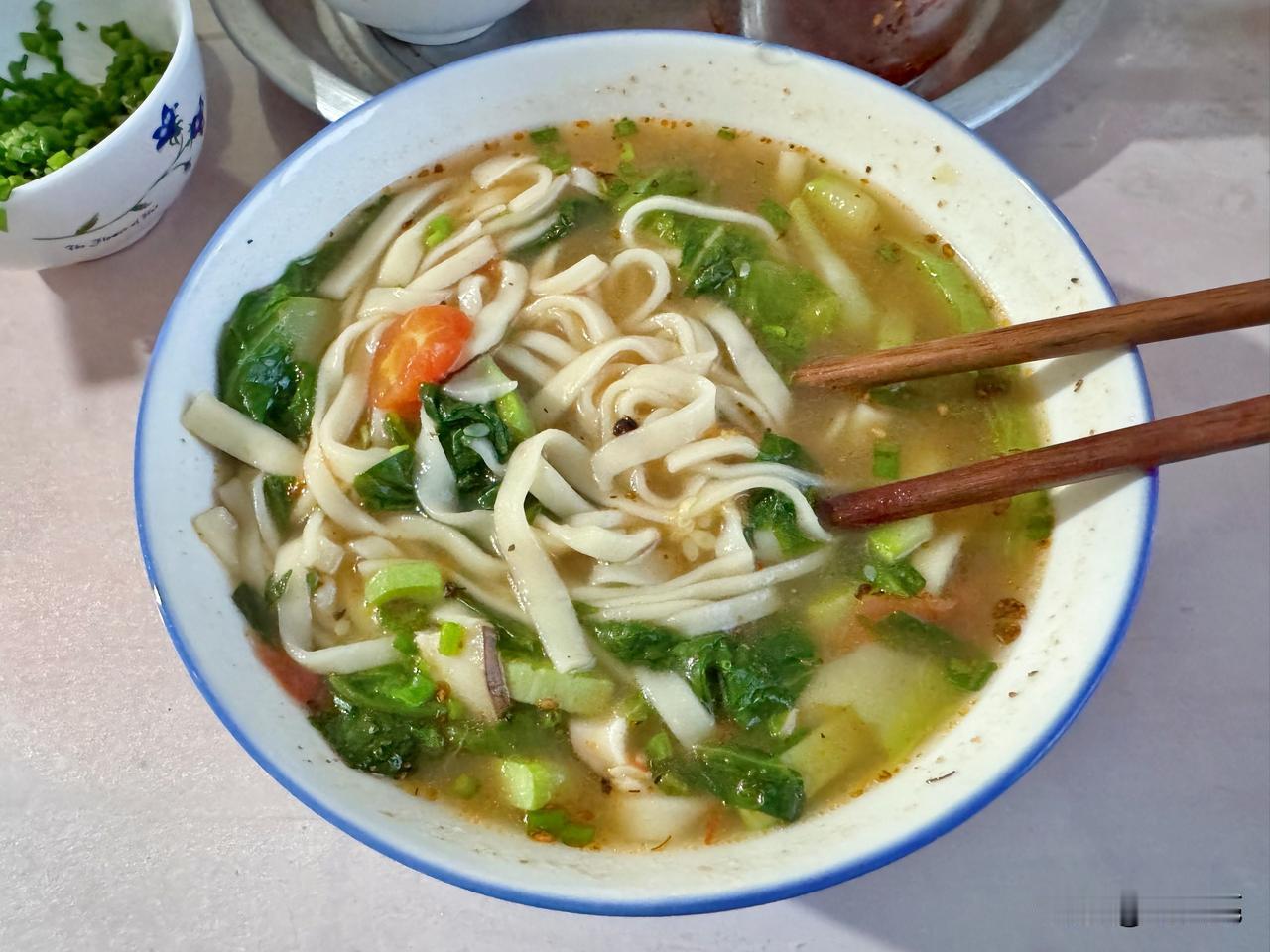 最好吃的，还得是这碗面，菜都是妈妈自己在院子里种的[作揖]