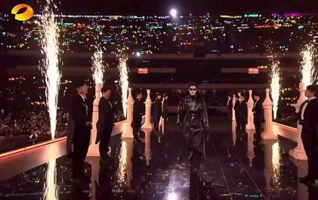 湖南卫视跨年演唱会 王鹤棣又模仿老詹戴皇冠啦