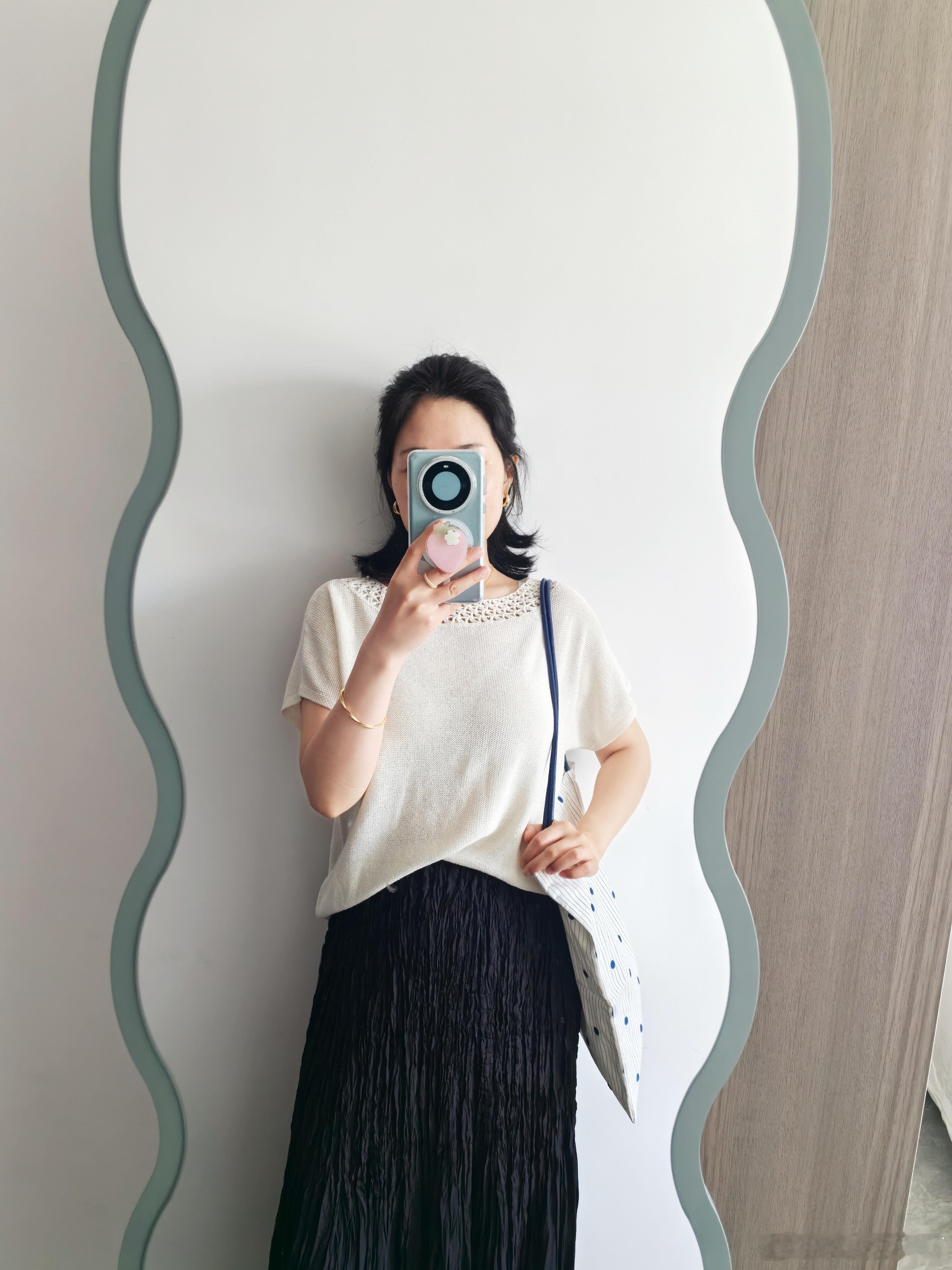 白色和纸纱+黑色三宅裙这身又美又显瘦～随手拍今天穿什么ootd