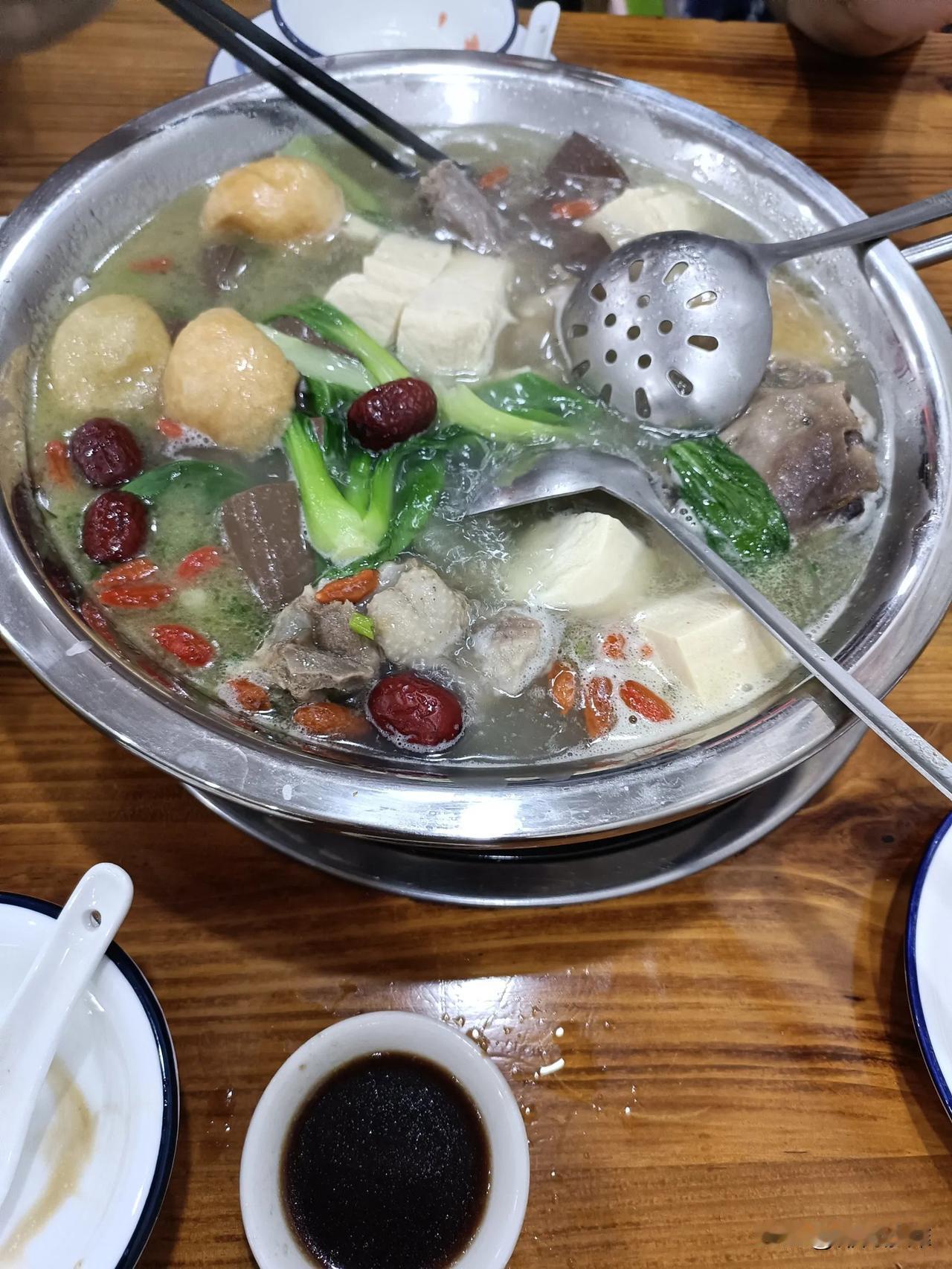 #秋日生活打卡季#

       抖音上下单，半只大鹅汤（小份），六个涮菜，自