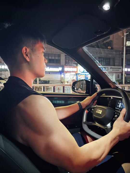 开个车手臂力竭了