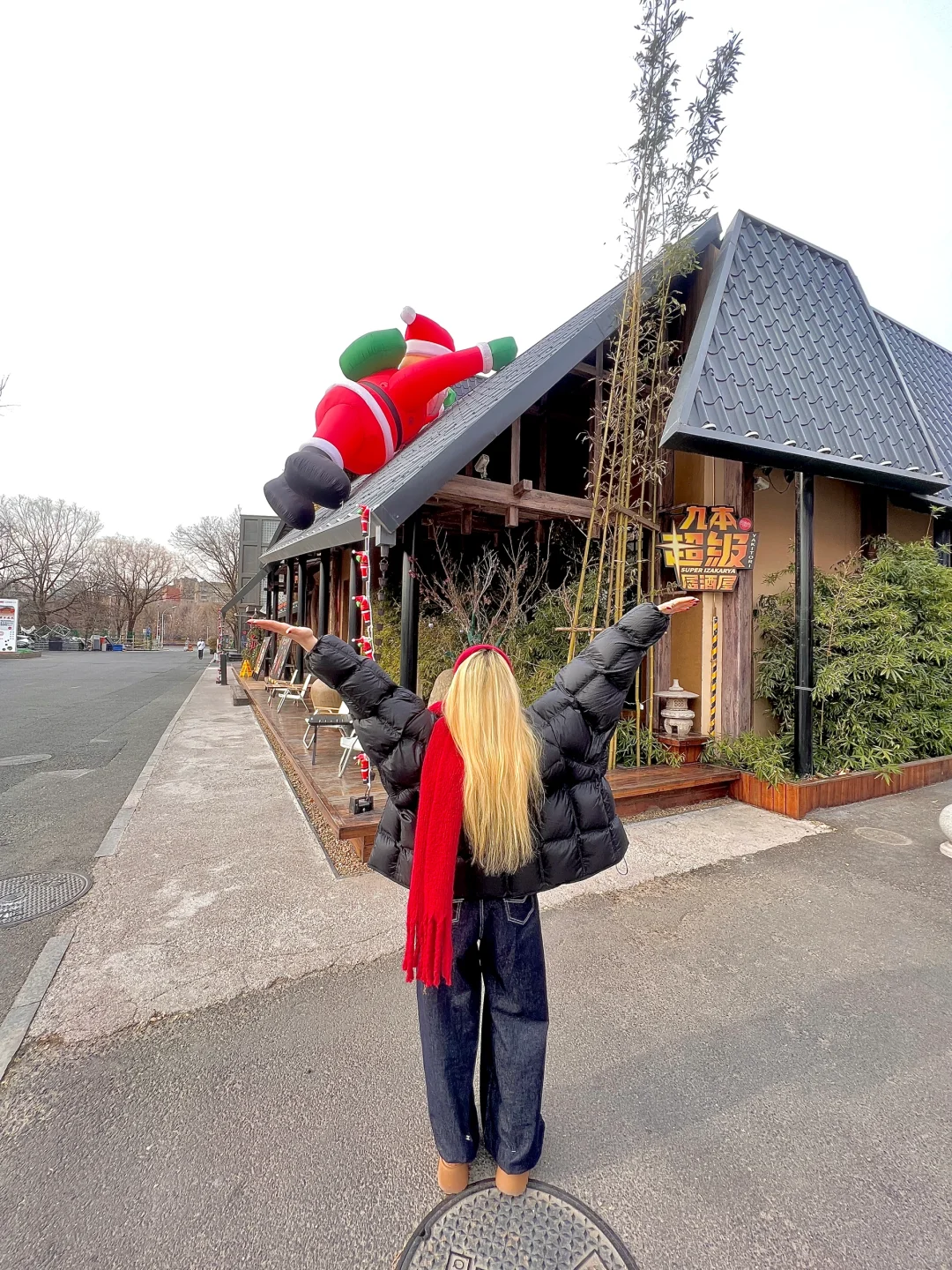 快看！圣诞老人在屋顶……这家日料店真有意思