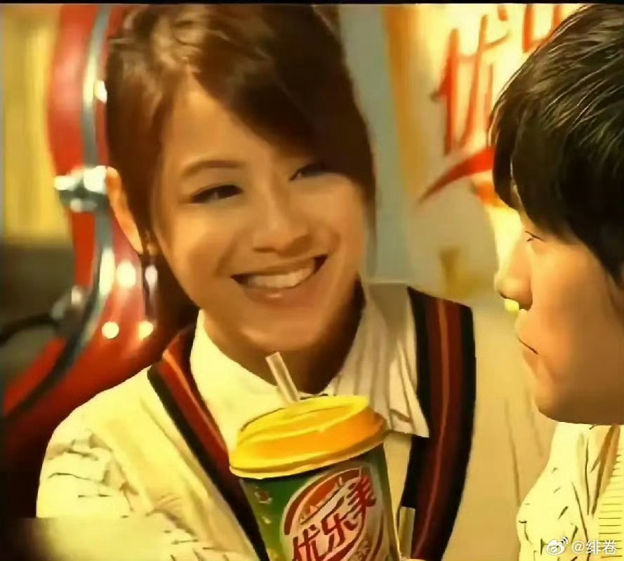 周杰伦 江语晨年轻人可能不知道江语晨是谁，江语晨2008年和周杰伦拍过一个奶茶广