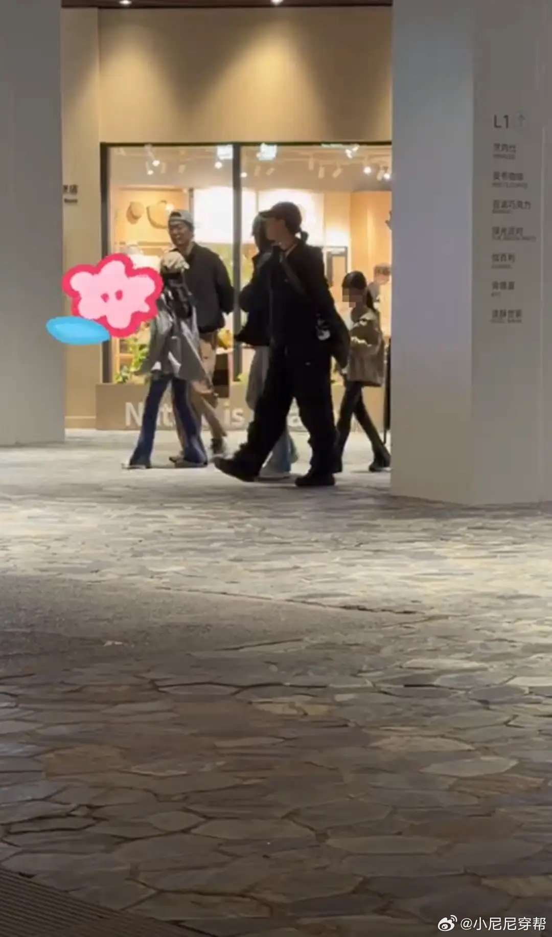 朱亚文一家四口逛乐园，和沈佳妮穿得比路人还朴素，俩女儿都好瘦！ 