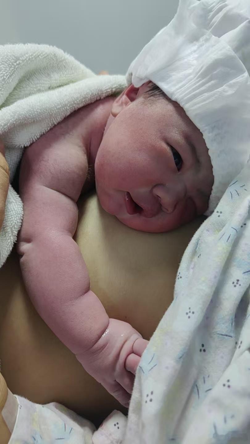 顺产，母女平安，老婆大人辛苦啦！💪🍎🌹 