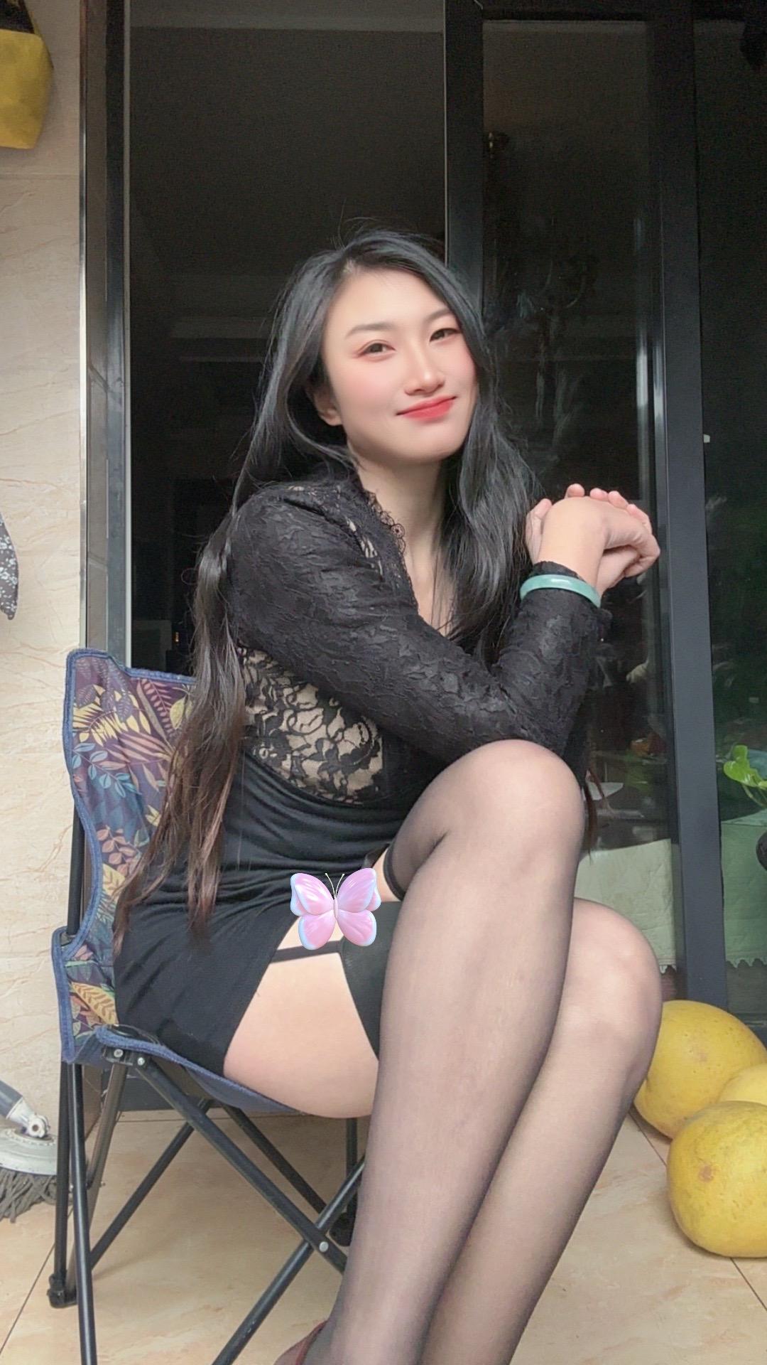 哥哥，别人都有，我也想要，我也想要哥哥抱，听说恋爱特别奇妙，心脏会砰砰跳，想要变