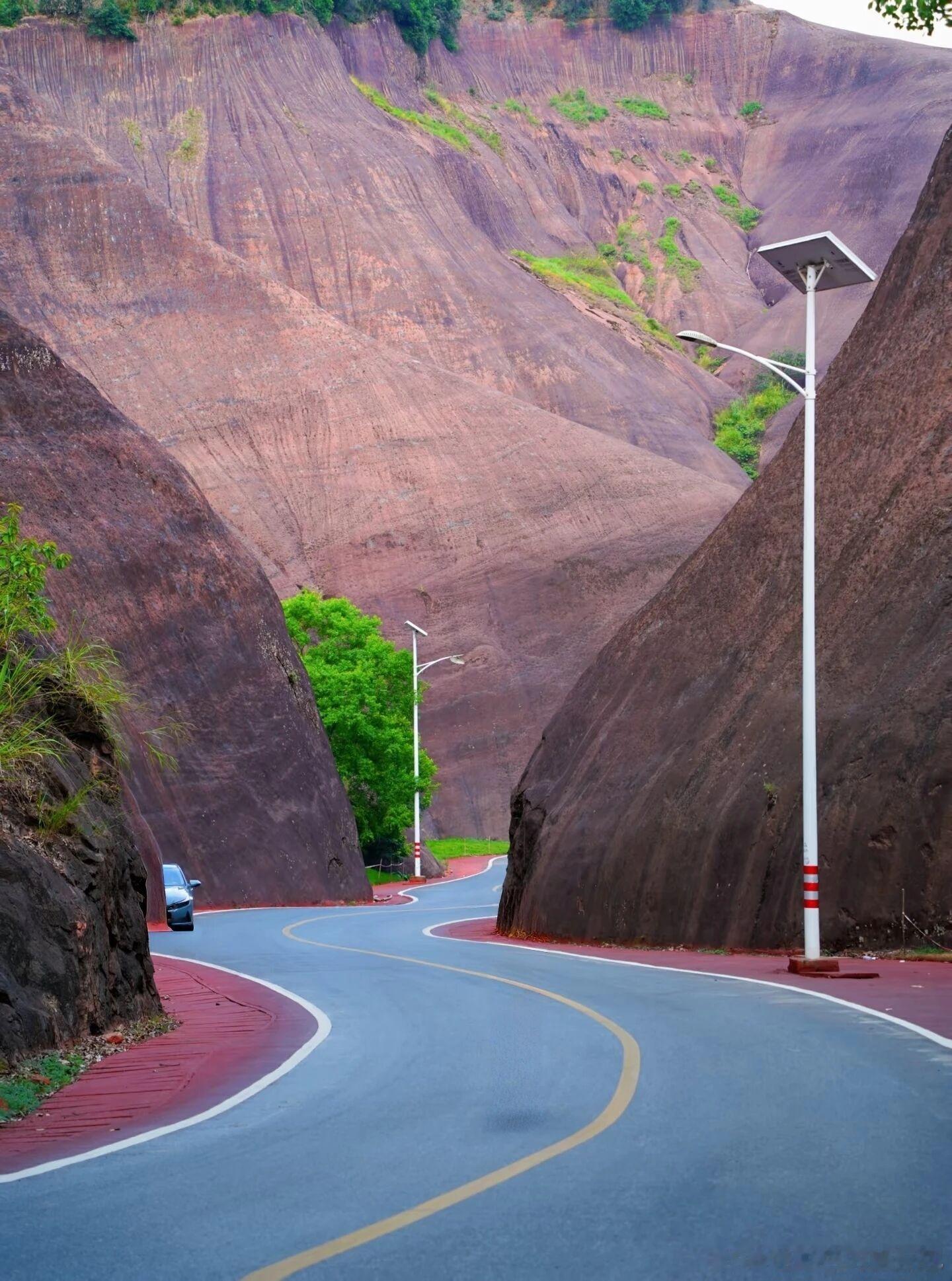 免费的野生美景，永远让人心动。郴州马皇丘大峡谷，5公里丹霞公路蜿蜒穿梭峡谷，弯道