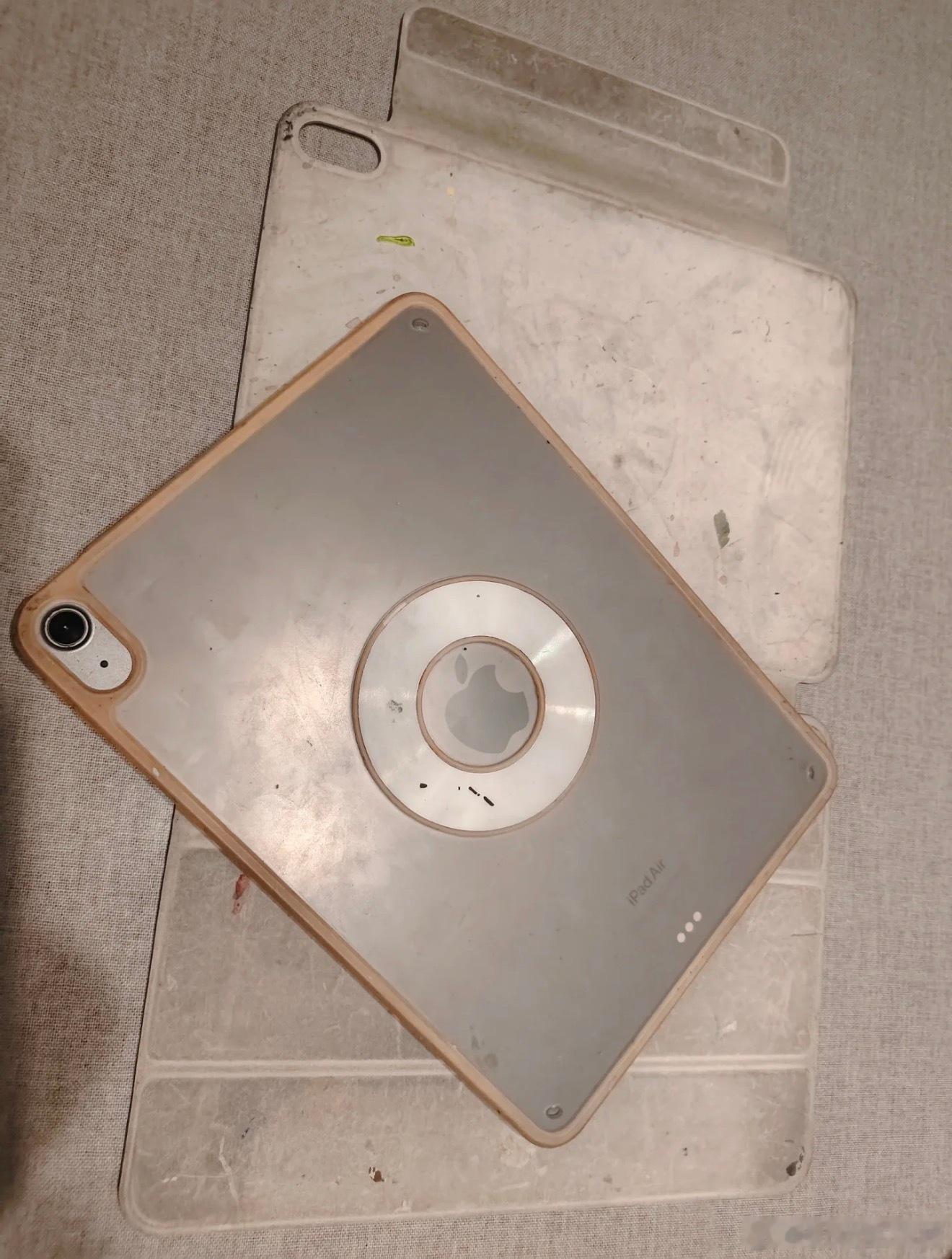当我看到我妈这自从买iPad以来就没换过的保护壳后，我知道iPad依旧是苹果所有
