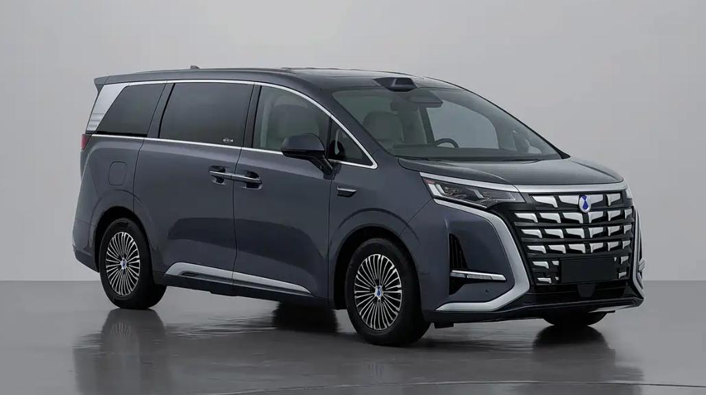 日前腾势汽车发布新款腾势D9官图，新车将搭载第二代刀片电池及闪充技术，有插混和纯