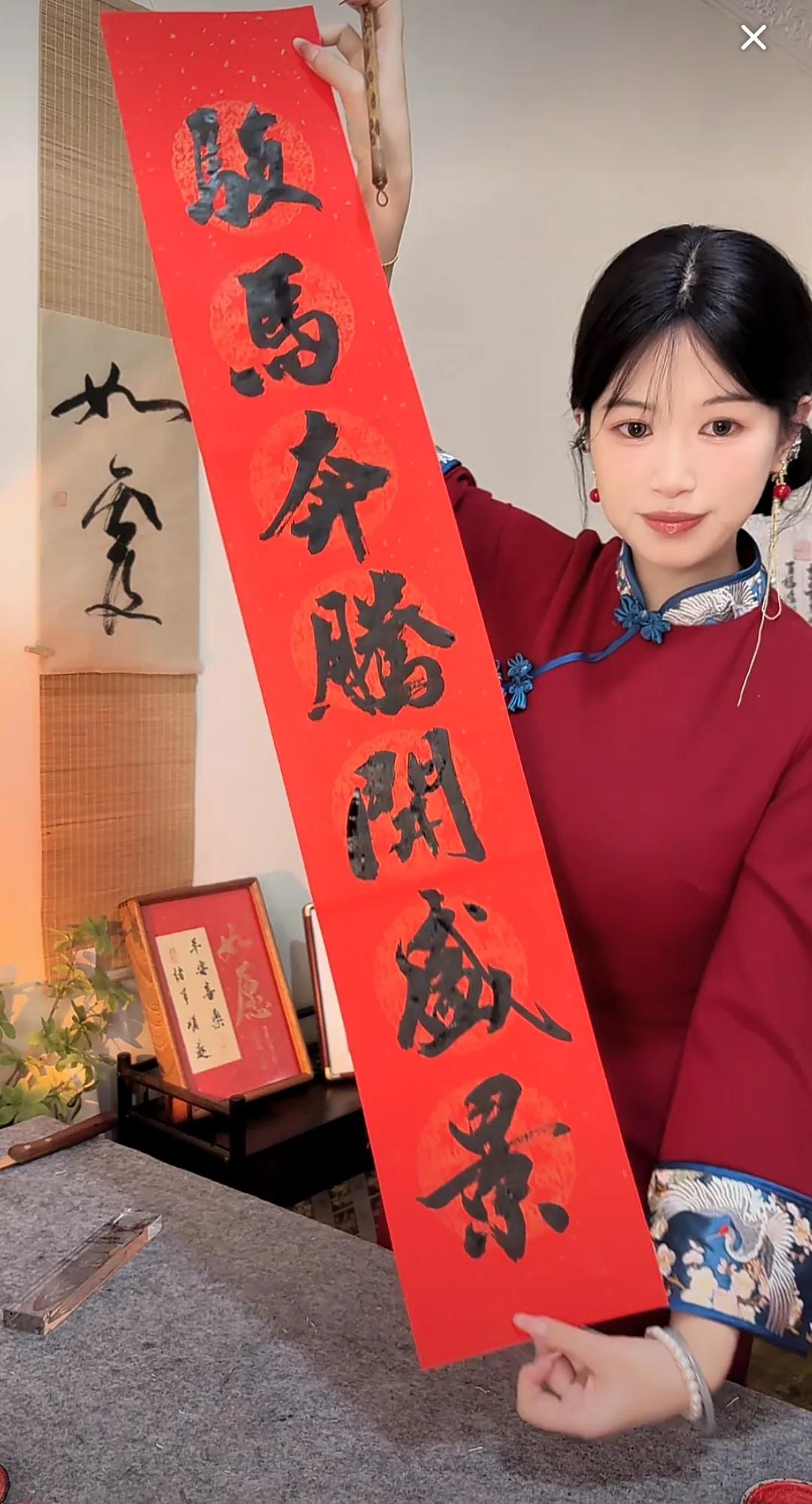 马年吉祥！！！马年贺图 
春跃马迎春岁，人间共欢颜
 
檐角的红灯笼摇摇晃晃，摇