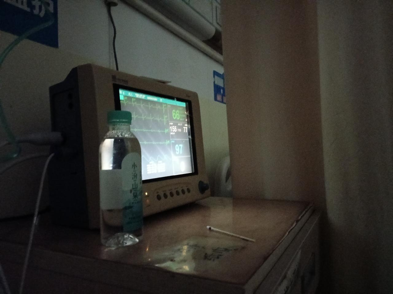 此刻已是半夜一点四十，我再度被对床的抢救声惊醒，睡意瞬间消散得无影无踪。

这个