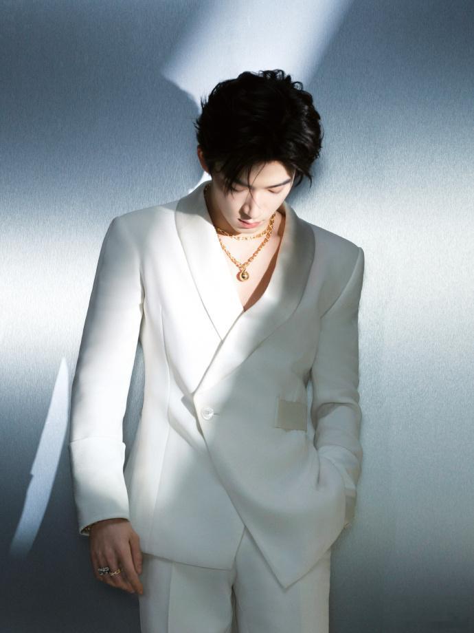 王星越高奢收割机  高奢的代言真的是越来越给力了呀，咱就是说王星越帅脸就该配高奢