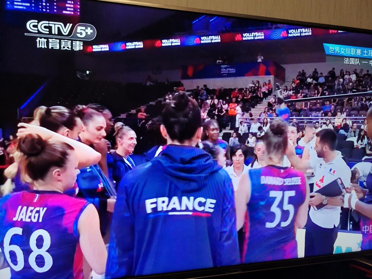 6月19号世界女排联赛土耳其站的比赛，中国女排对阵法国女排，前两局中国女排25：