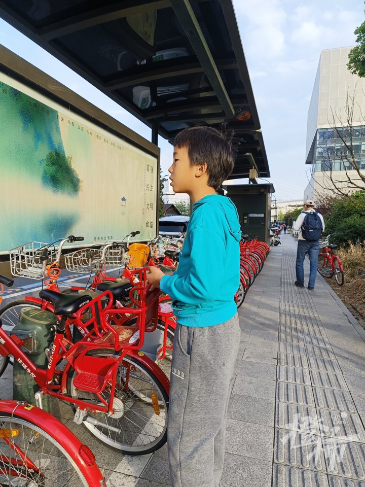 12岁小学生求助快报：省儿童医院附近小红车少希望补充一些，杭州公共自行车公司：会加强调运
