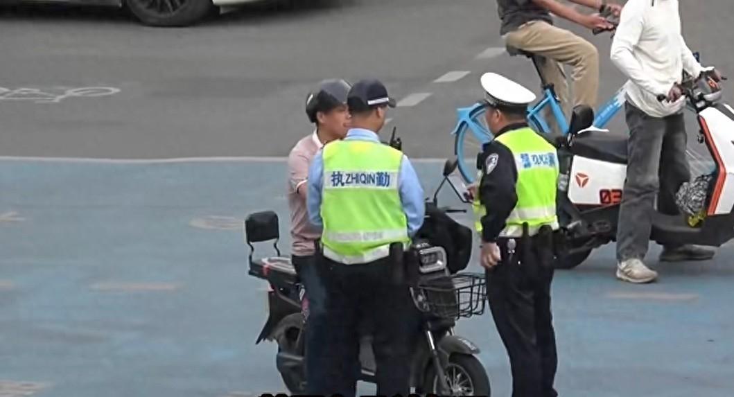 电动三轮车突然不被一刀切了，老人考驾照难成过去式，新办法到底咋落地？

最近路上