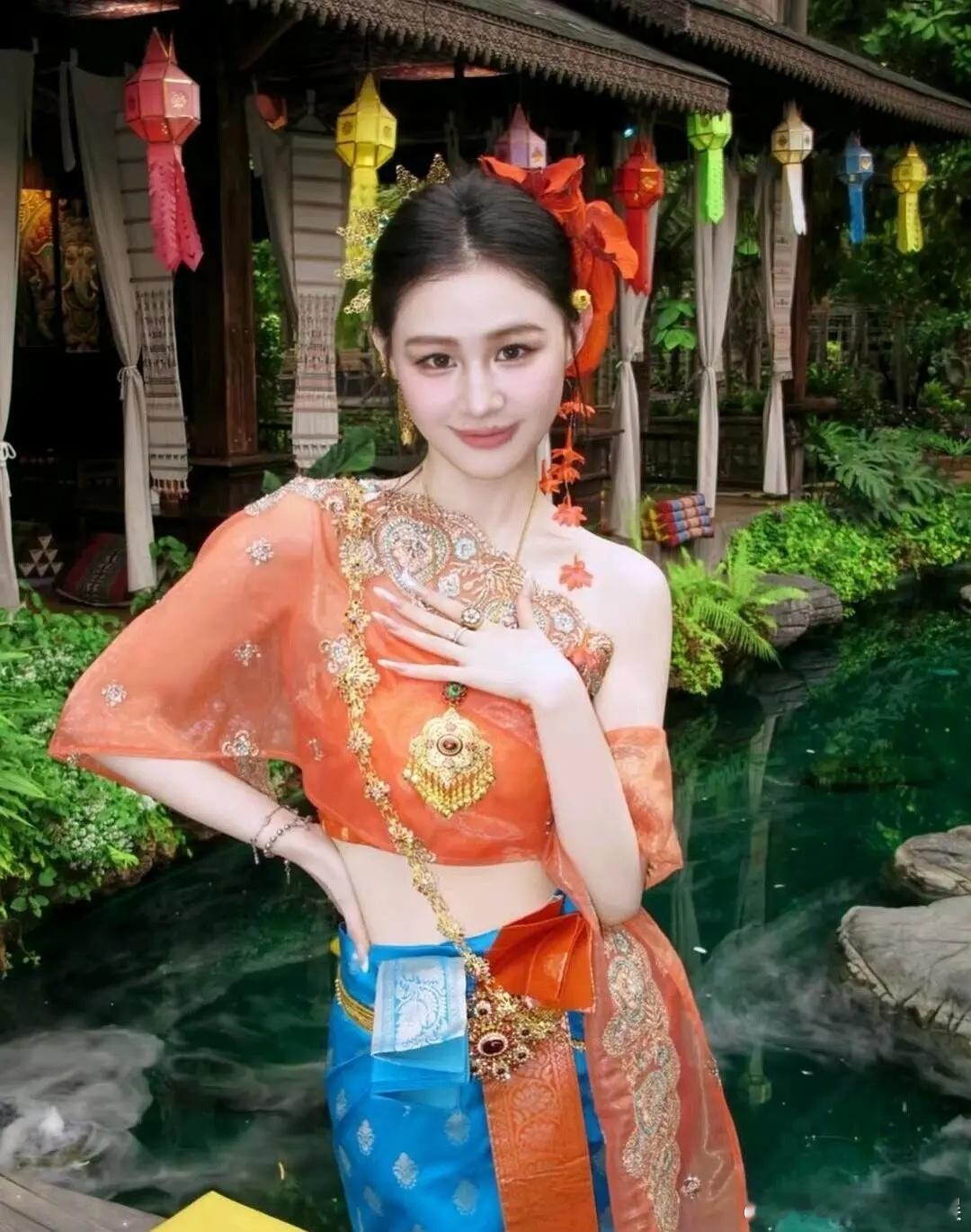金靖这眼睛大到好怪 
