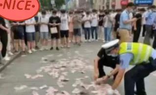 南京街头现大量钞票，市民报警求解谜团
  
南京街头发现巨额现金，市民感到惊讶并