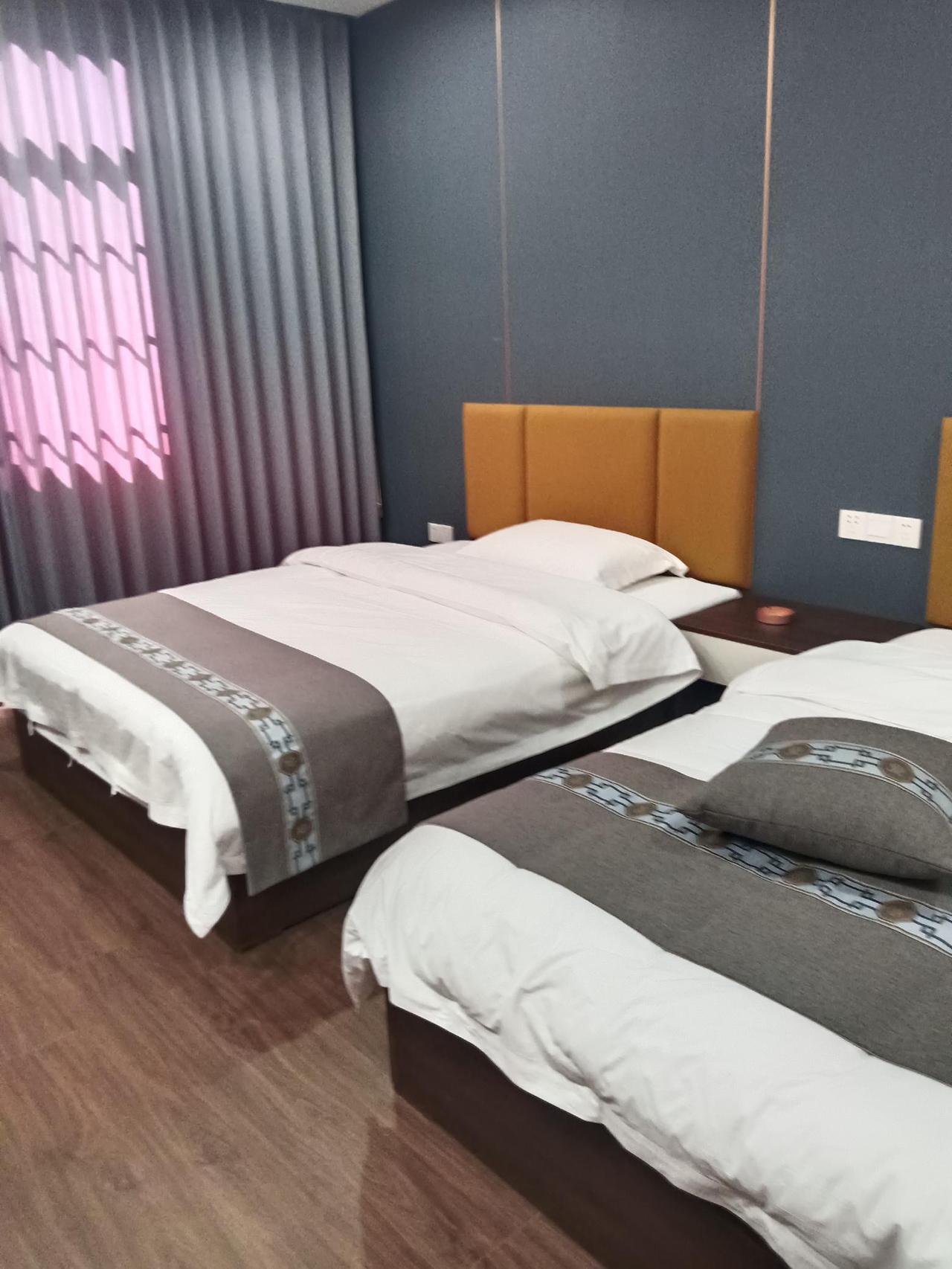 其实酒店的被套要想洗得彻底洁净，还是得自家酒店亲手洗才更稳妥。外包送洗的虽说整体