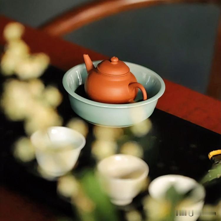 《淬茶魂·散曲体》
【正宫·端正好】炭炉红，沸水狂，新芽颤，浪头扬。世人唯爱色鲜