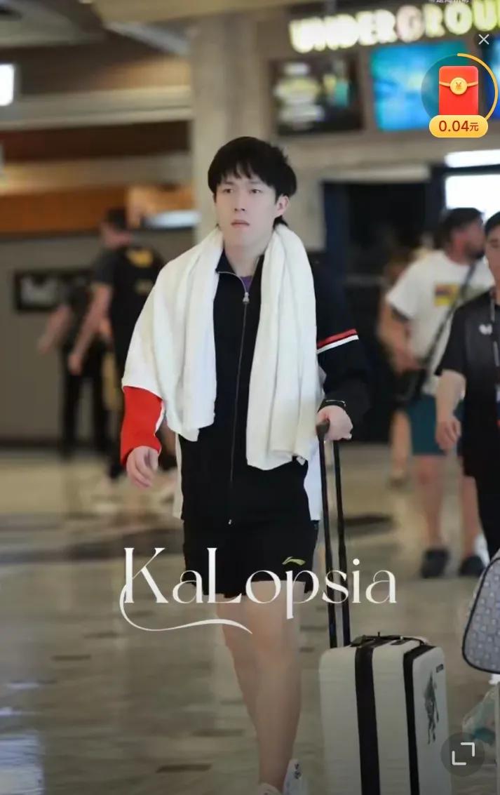 训练归来的国乒主力宝宝们！
信心十足的王楚钦脖子上挂着白毛巾，拖着他的随身白色行