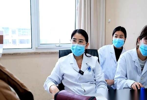 一个四十岁的男人找到我，眼窝深陷，头发稀疏，一坐下就长叹一口气。
他不敢看我，盯