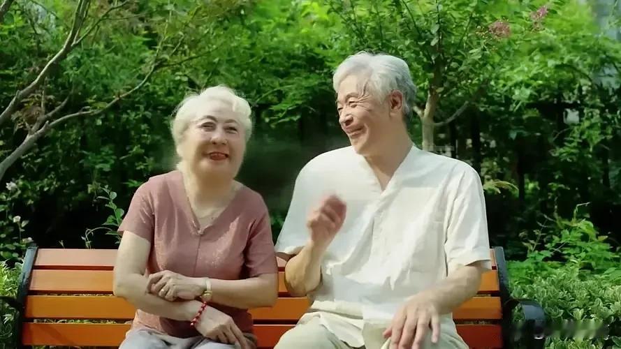 70岁，在家花3万多学完5次AI课，儿女骂我败家，老伙计们却羡慕哭了
 
我今年