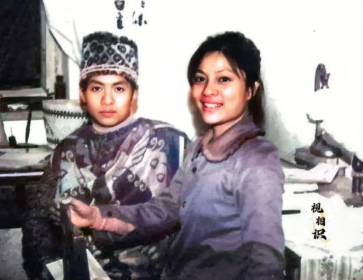 80年代，诗人顾城和妻子谢烨的合影，镜头中的顾城表情严肃，面容英俊而深沉，而妻子...