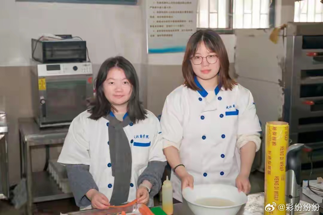 《红楼梦》里薛宝钗一直吃一个冷香丸。 冷香丸的方子极其珍贵，对节气、物料的要求近